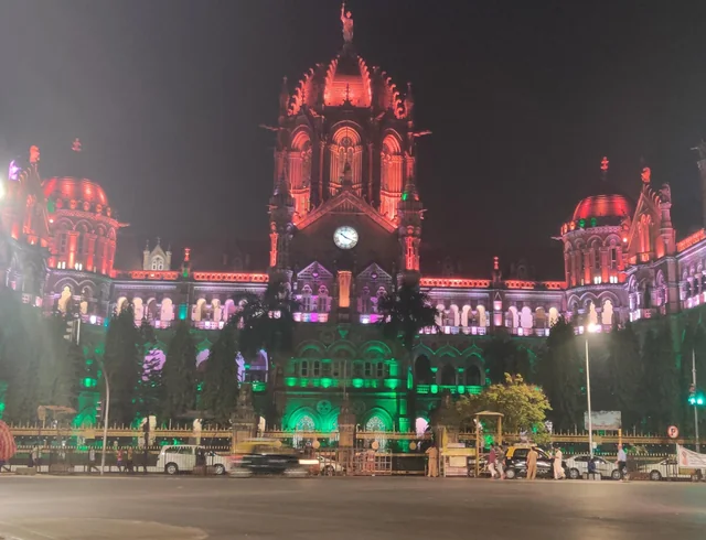 Mumbai Custom Tours at CST station with IanWalksMumbai